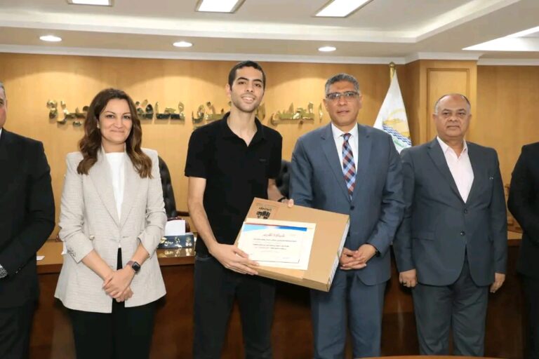 محافظ الجيزة يكرم أوائل الثانوية العامة