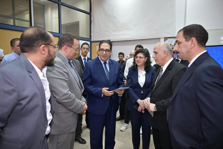 رئيس جامعة القاهرة يتفقد معامل التنسيق