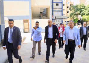 وزير التعليم خلال زيارة مدارس المرج