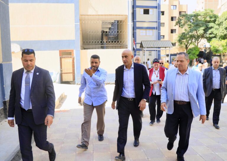 وزير التعليم خلال زيارة مدارس المرج