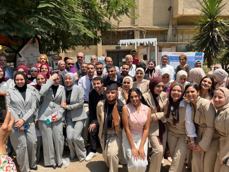 طلاب قسم الزجاج بكلية الفنون التطبيقية
