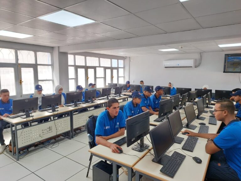 طلاب مدارس WE للتكنولوجيا التطبيقية