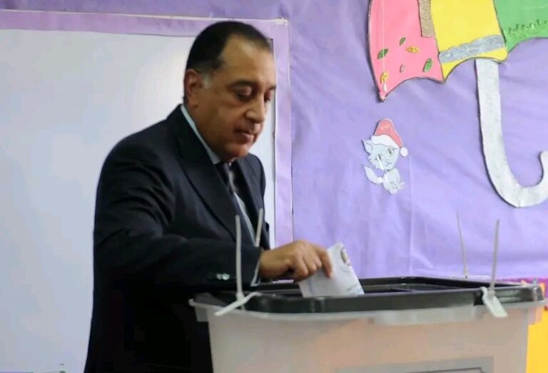 رئيس الوزراء أثناء الإدلاء بصوته في انتخابات مجلس الشيوخ