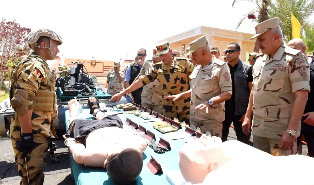 وزير الدفاع أثناء لقاء مقاتلي الصاعقة والمظلات