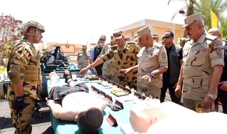 وزير الدفاع أثناء لقاء مقاتلي الصاعقة والمظلات