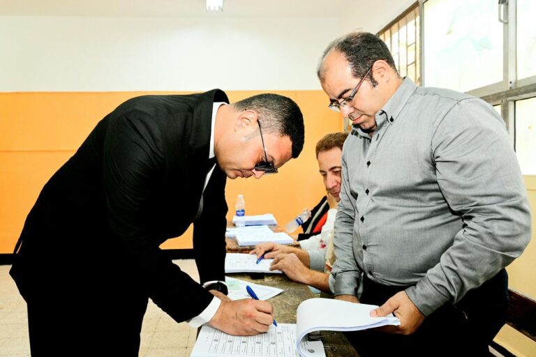 وزير الإسكان اثناء الإدلاء بصوته في انتخابات مجلس الشيوخ
