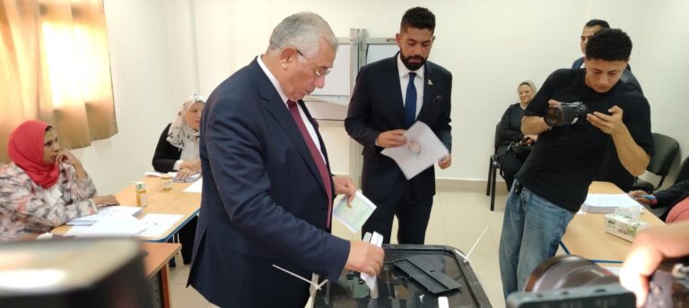 أمين حزب الجبهة أثناء الإدلاء بصوته