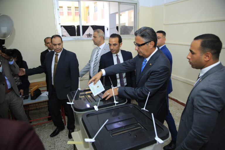 وزير التموين أثناء الإدلاء بصوته في انتخابات مجلس الشيوخ