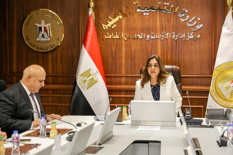 وزيرة التنمية المحلية خلال متابعة الانتخابات