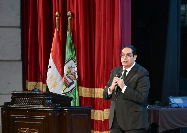 د. محمد سامي رئيس جامعة القاهرة