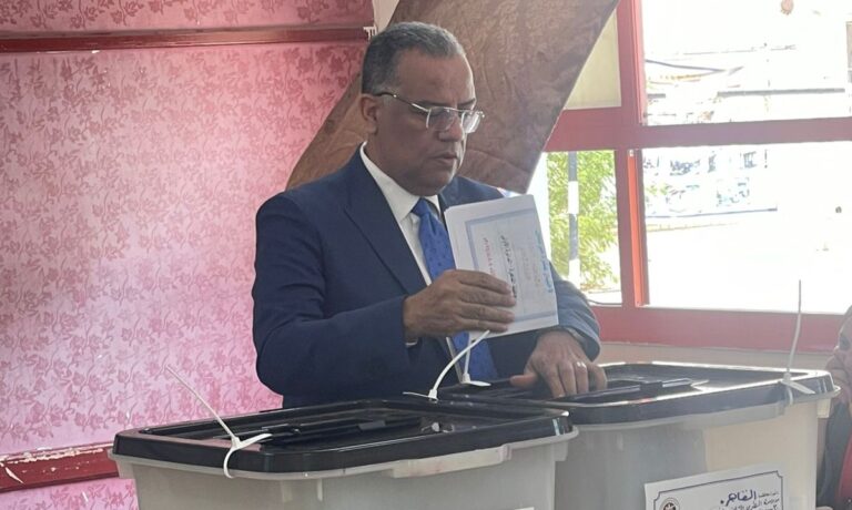 الكاتب الصحفي محمود مسلم أثناء الإدلاء بصوته