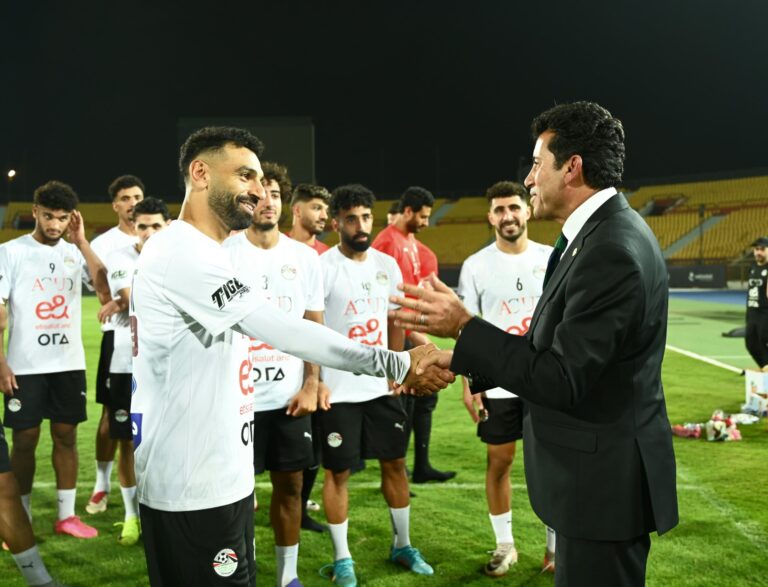وزير الشباب خلال مران المنتخب الوطني