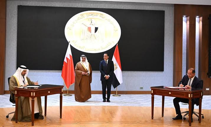 جانب من التوقيع