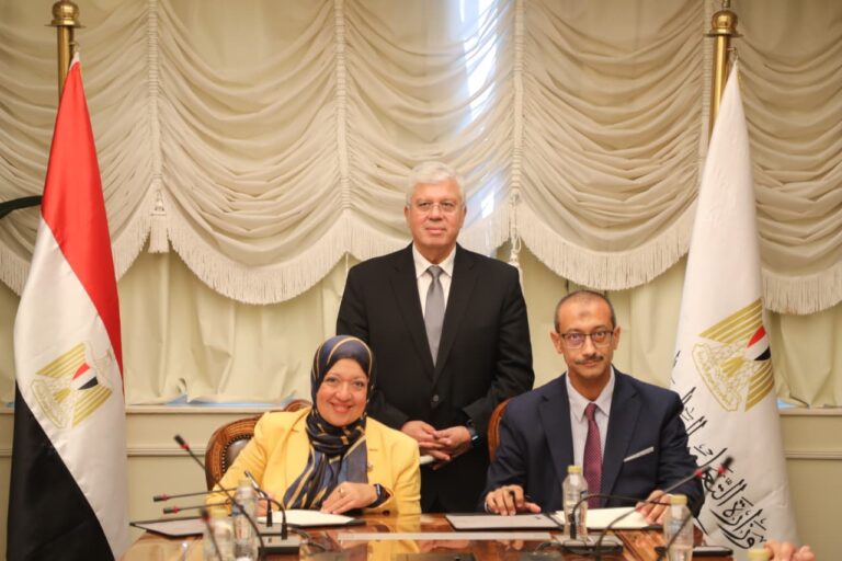 جانب من توقيع البروتوكول
