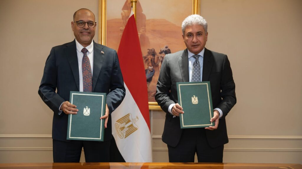 جانب من توقيع البروتوكول