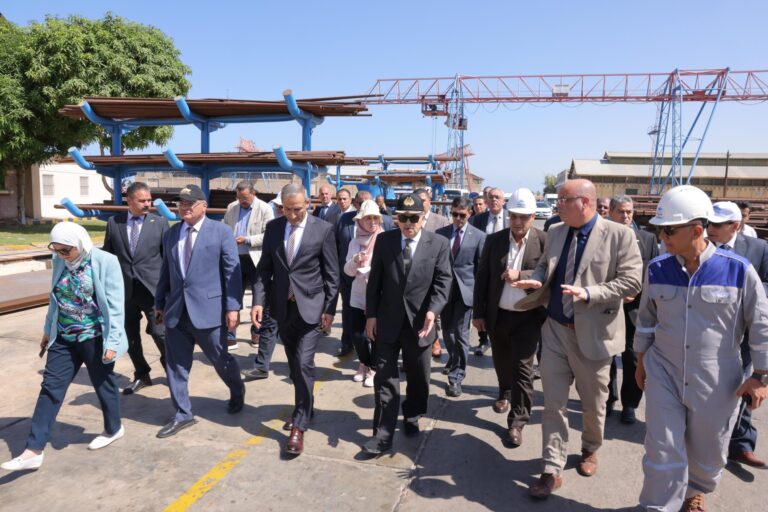 رئيس هيئة قناة السويس يتفقد المرافق الخدمية
