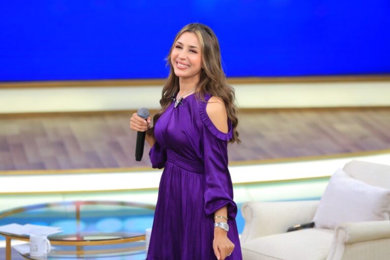 الفنانة مني الشاذلي