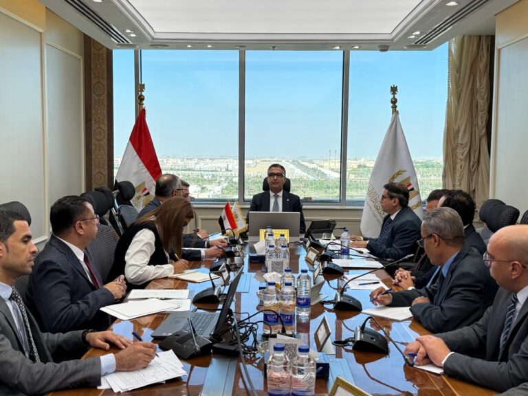 اجتماع وزير التموين