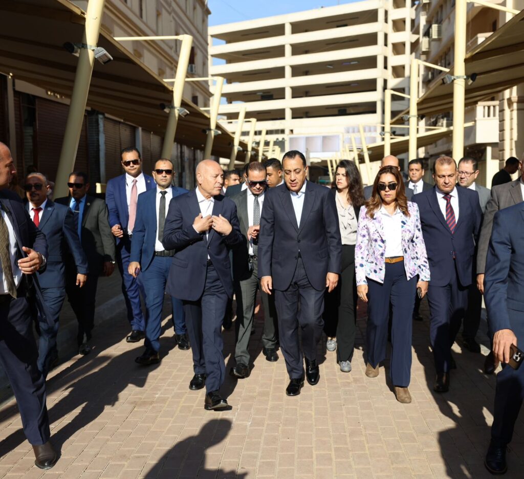 رئيس الوزراء خلال افتتاح سوق العتبة