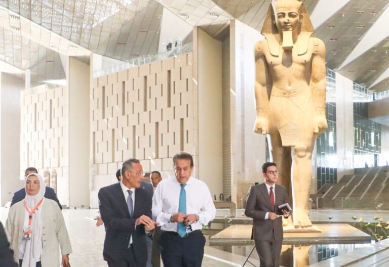 وزير الصحة يتفقد المتحف المصري