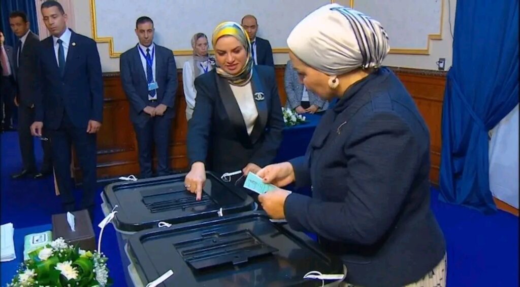 انتصار السيسي تدلي بصوتها في انتخابات النواب