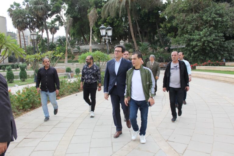 وزير الثقافة يتفقد حديقة الأزبكية