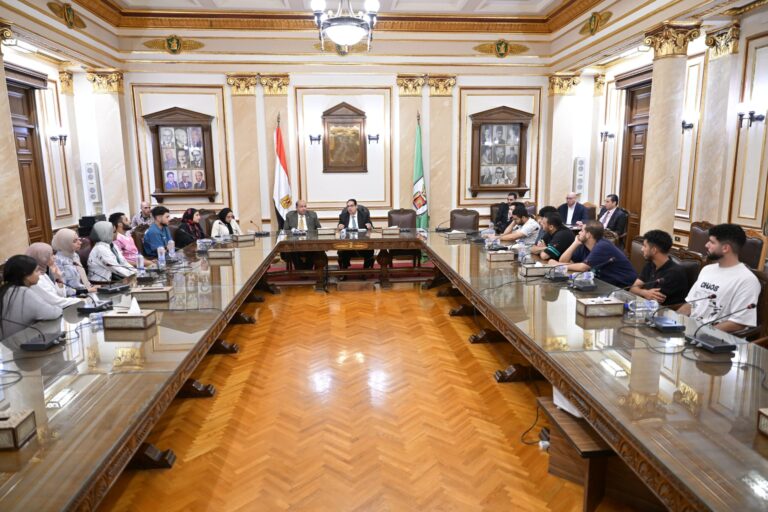 اجتماع رئيس جامعة القاهرة وطلاب كلية التجارة