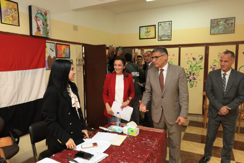 محافظ الجيزة يتفقد لجان الانتخابات