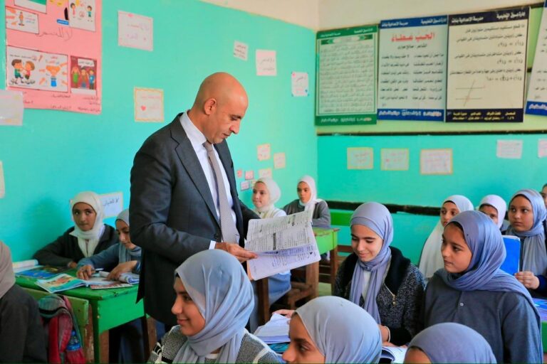 وزير التعليم يتفقد الفصول الدراسية