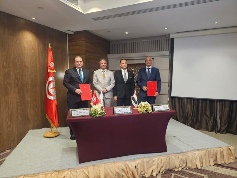 جانب من توقيع الاتفاقية