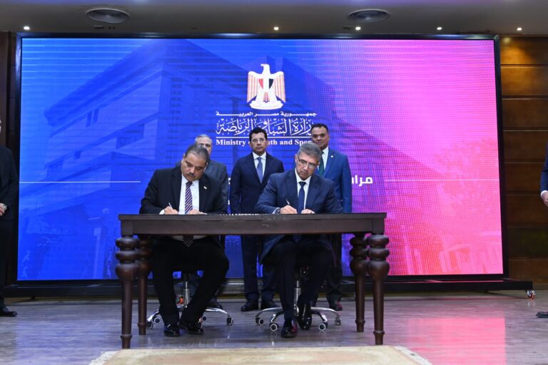 خلال توقيع عقد تطوير فندق مركز الابتكار