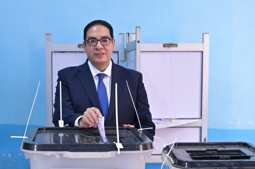 رئيس جامعة القاهرة يدلي بصوته في الانتخابات