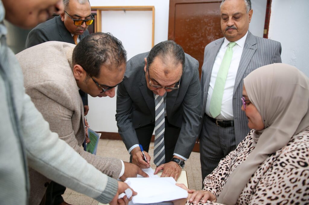 وزير قطاع الأعمال يدلي بصوته في الانتخابات