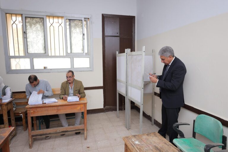 وزير السياحة يدلي بصوته في الانتخابات