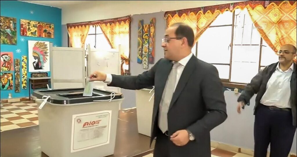 وزير المالية يدلي بصوته في الانتخابات