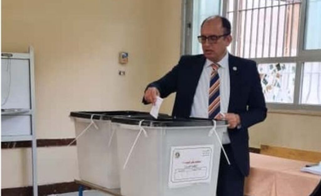 رئيس جامعة حلوان يدلي بصوته في الانتخابات