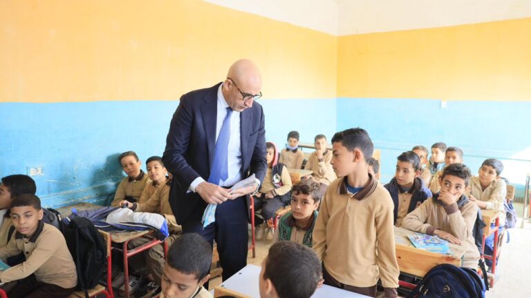 وزير التعليم يتفقد المدارس