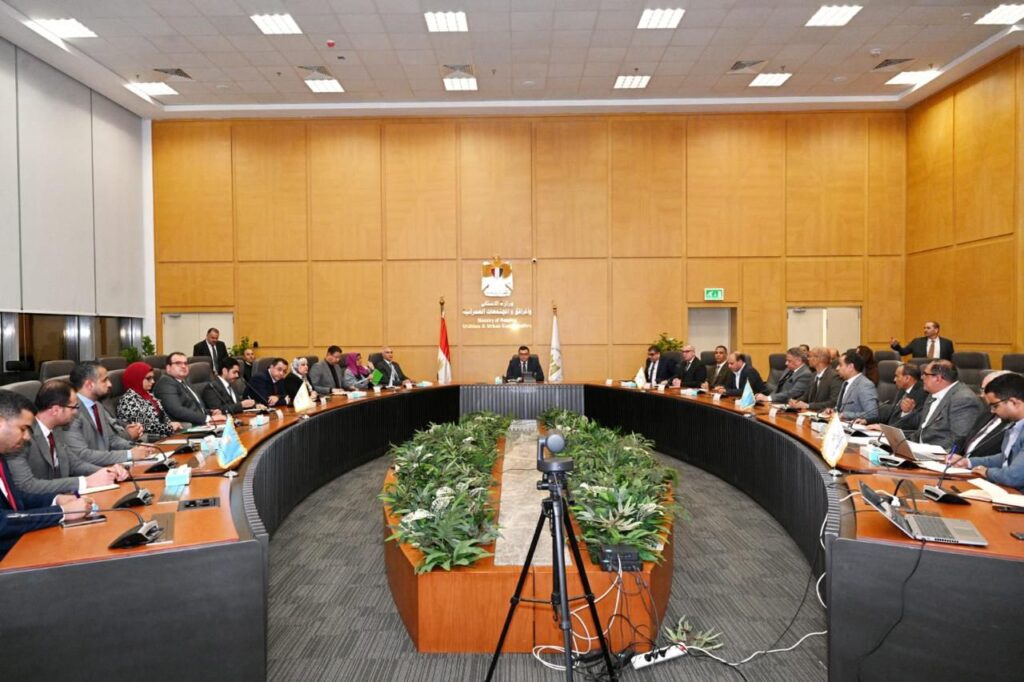 جانب من اجتماع وزير الإسكان