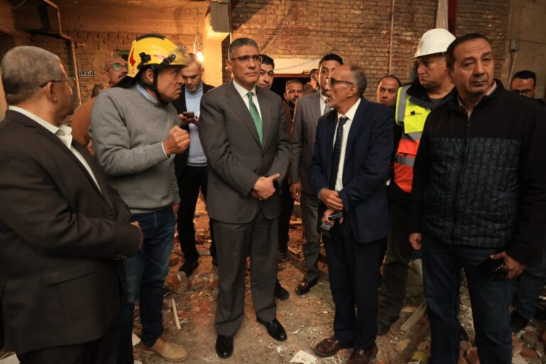 محافظ الجيزة يتفقد عقار إمبابة