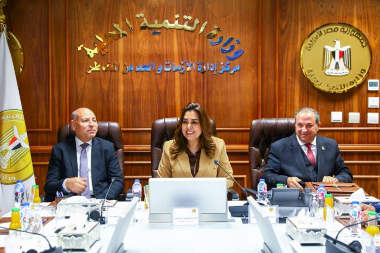 وزيرة التنمية المحلية والمحافظين