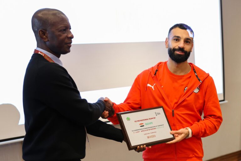 محمد صلاح خلال تسليم الشهادة