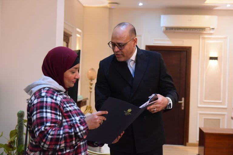 وزير العمل وصاحبة فيديو التخلي عن أبنائها