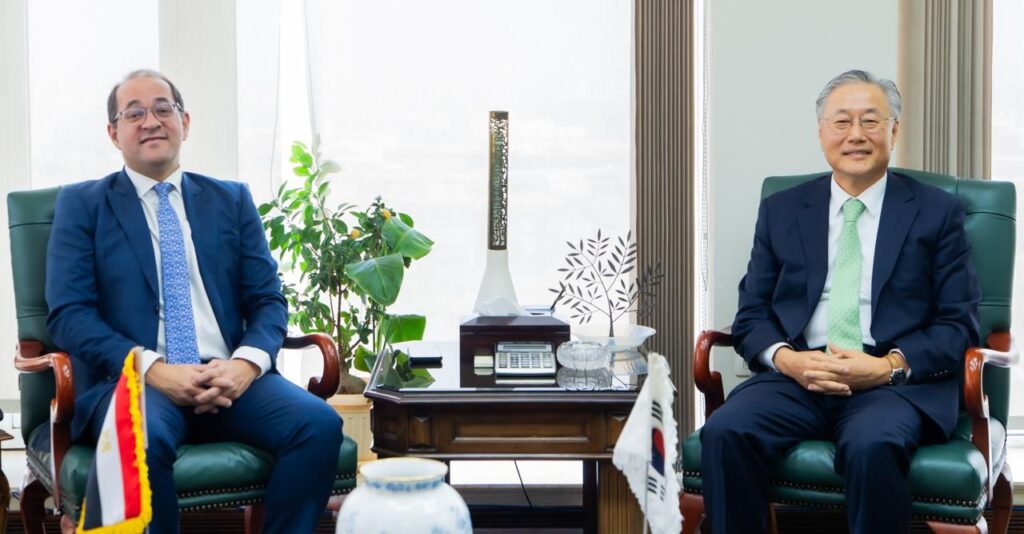 وزير المالية وسفير كوريا الجنوبية