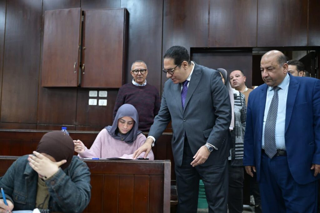 رئيس جامعة القاهرة يتفقد الامتحانات