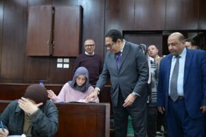 رئيس جامعة القاهرة يتفقد الامتحانات