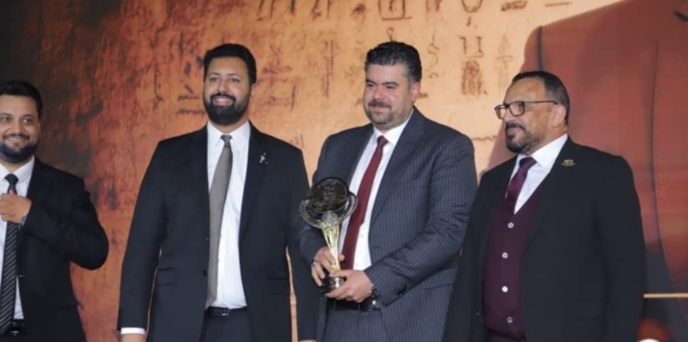 تكريم محمد منصور رئيس شركة الأولي