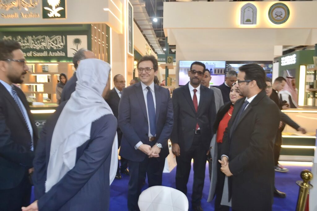 زيارة وزير الثقافة لمعرض الشارقة