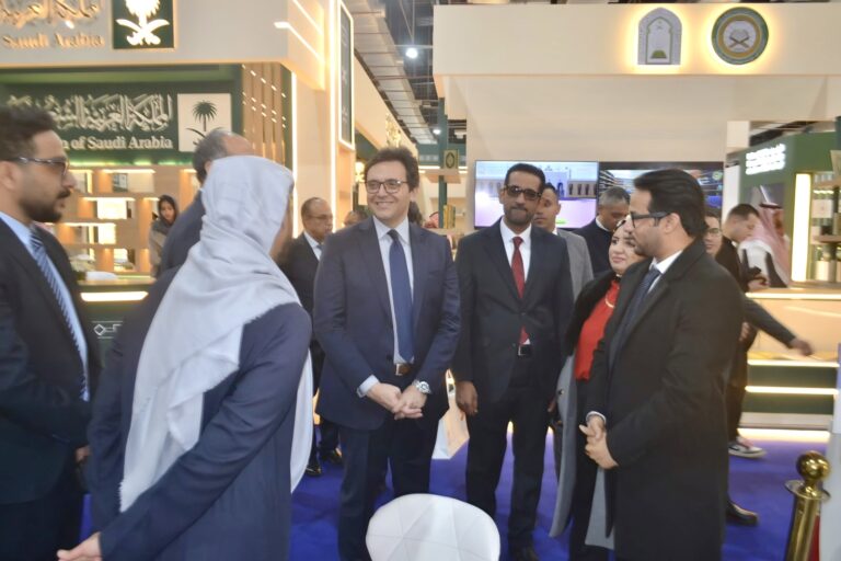 زيارة وزير الثقافة لمعرض الشارقة