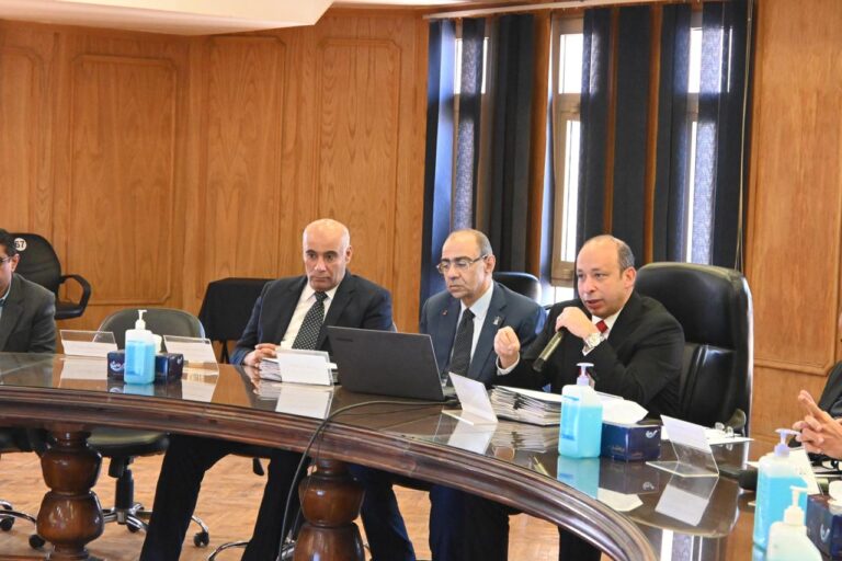 اجتماع مجلس إدارة مستشفيات جامعة القاهرة