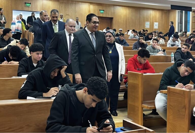 رئيس جامعة القاهرة يتفقد لجان الامتحانات